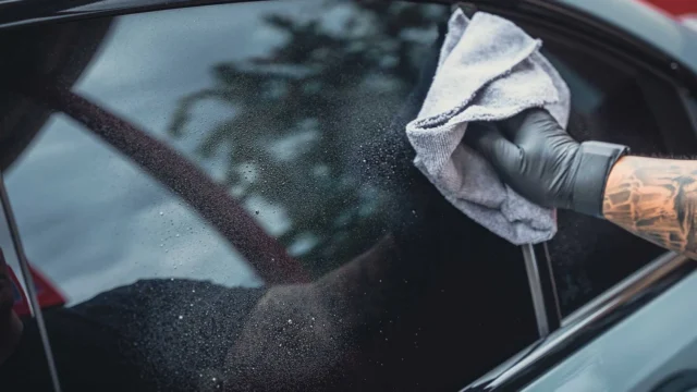 Fără dâre, sigur pentru geamurile fumurii și creat pentru adevărații pasionați auto!